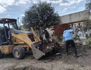 Limpian panteones en la Magdalena Tlaltelulco